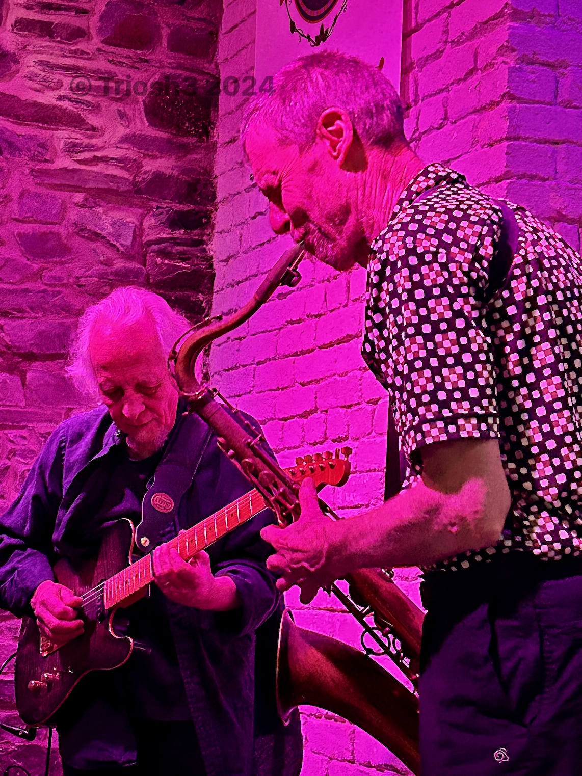 Stev and Niall communicating