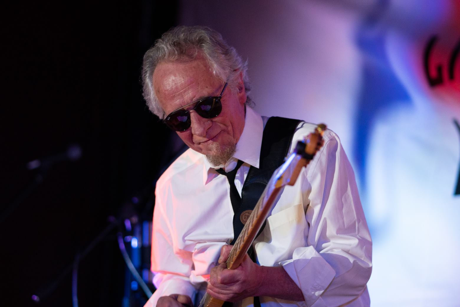 Steve Howlett performing with the Magic lantern Band